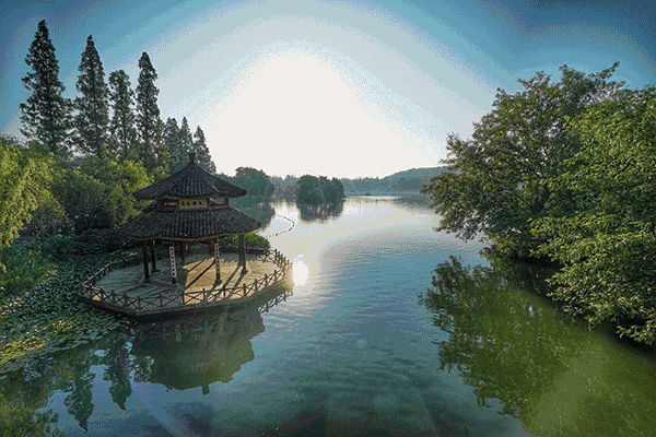 你用慧眼识英雄,      我用双眼看风景.