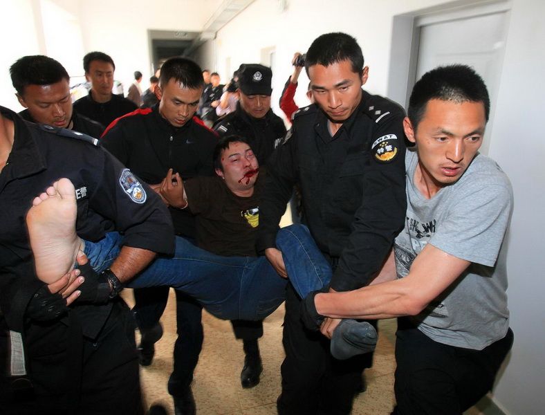 昆明男子大学内劫持女子 警方强攻制服