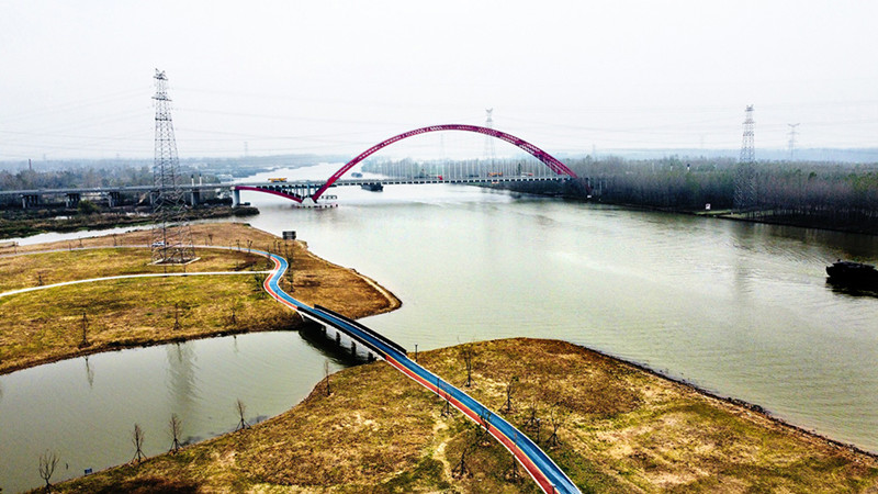 那么即将完工的大运河(邳州段)生态修复工程,则是江苏邳州滨水公园的